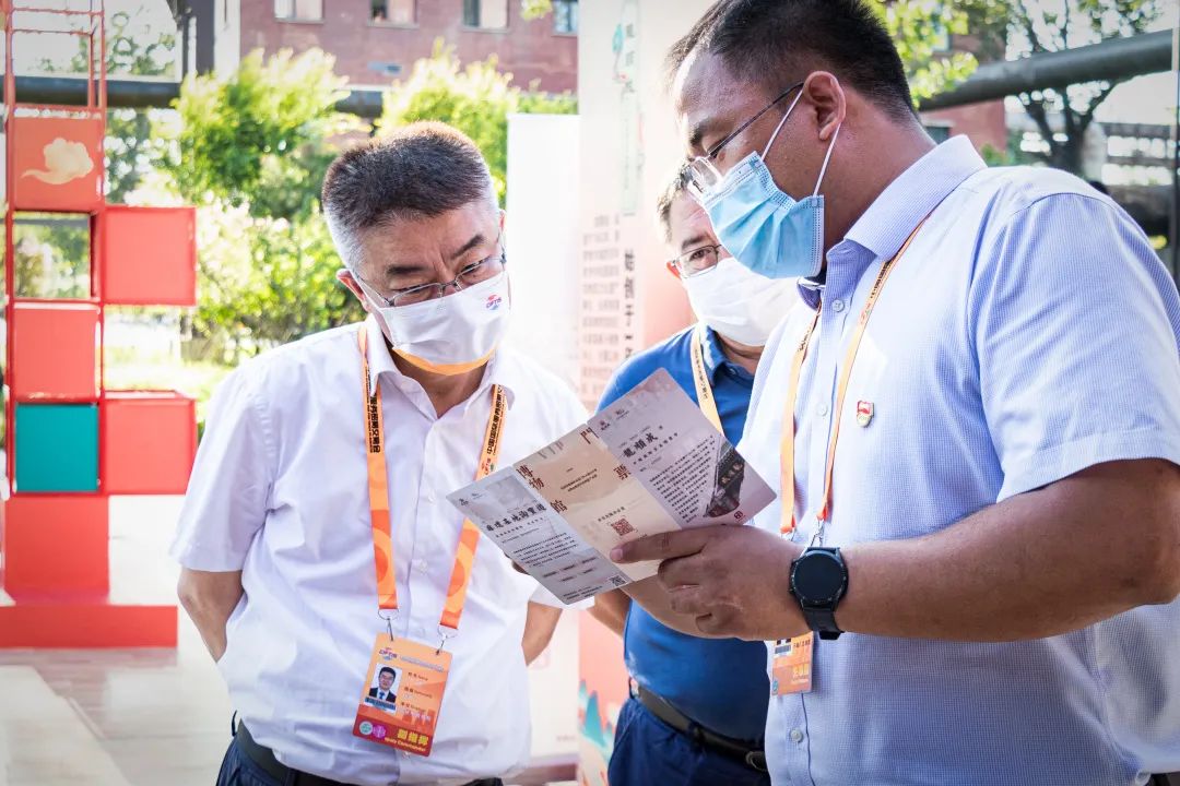 北京市商务局局长丁勇参观龙顺成展位